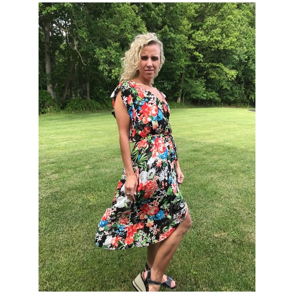 KORI ⚠️FINAL MARKDOWN⚠️ FLOWER PRINT WRAP DRESS - Picture 6 of 8